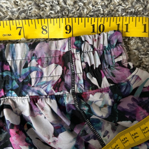 Lululemon cool colored floral pattern running track shorts size 4 - Picture 4 of 7